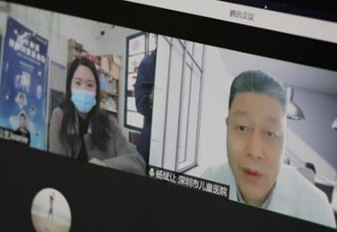 《凤凰新闻》——深圳专家为河南自闭症儿童义诊 “蓝帆计划”关爱行动启动